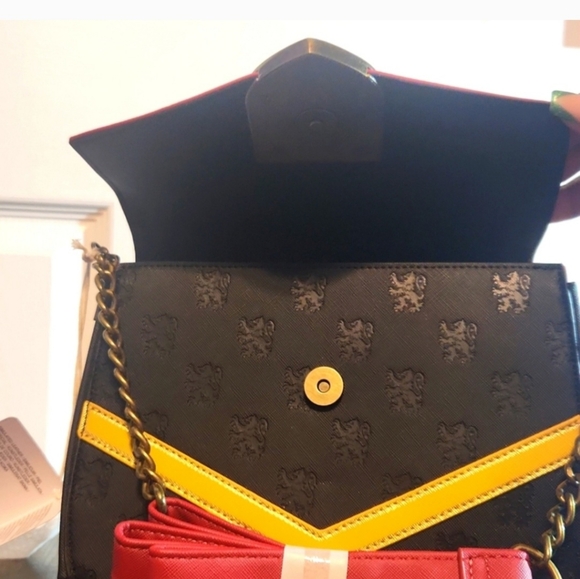 Loungefly Harry Potter Gryffindor Crossbody Chain Strap Purse Pocketbook NWT - Picture 4 of 9